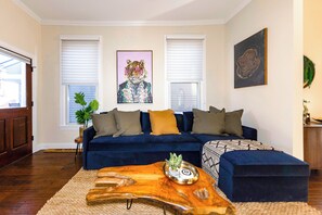 Smart TV, chimenea y libros 