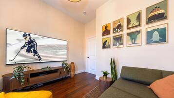 Smart-TV, peis og bøker