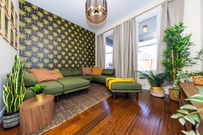 Smart TV, chimenea y libros