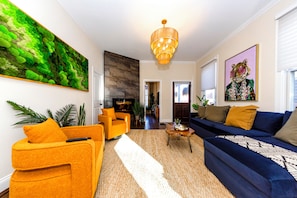 TV connectée, cheminée, livres