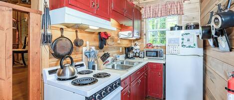 Køleskab, mikrobølgeovn, ovn, kogeplade