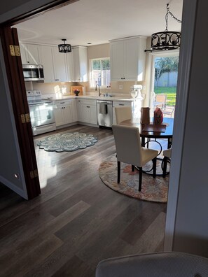 Jääkaappi, mikroaaltouuni, uuni, liesi