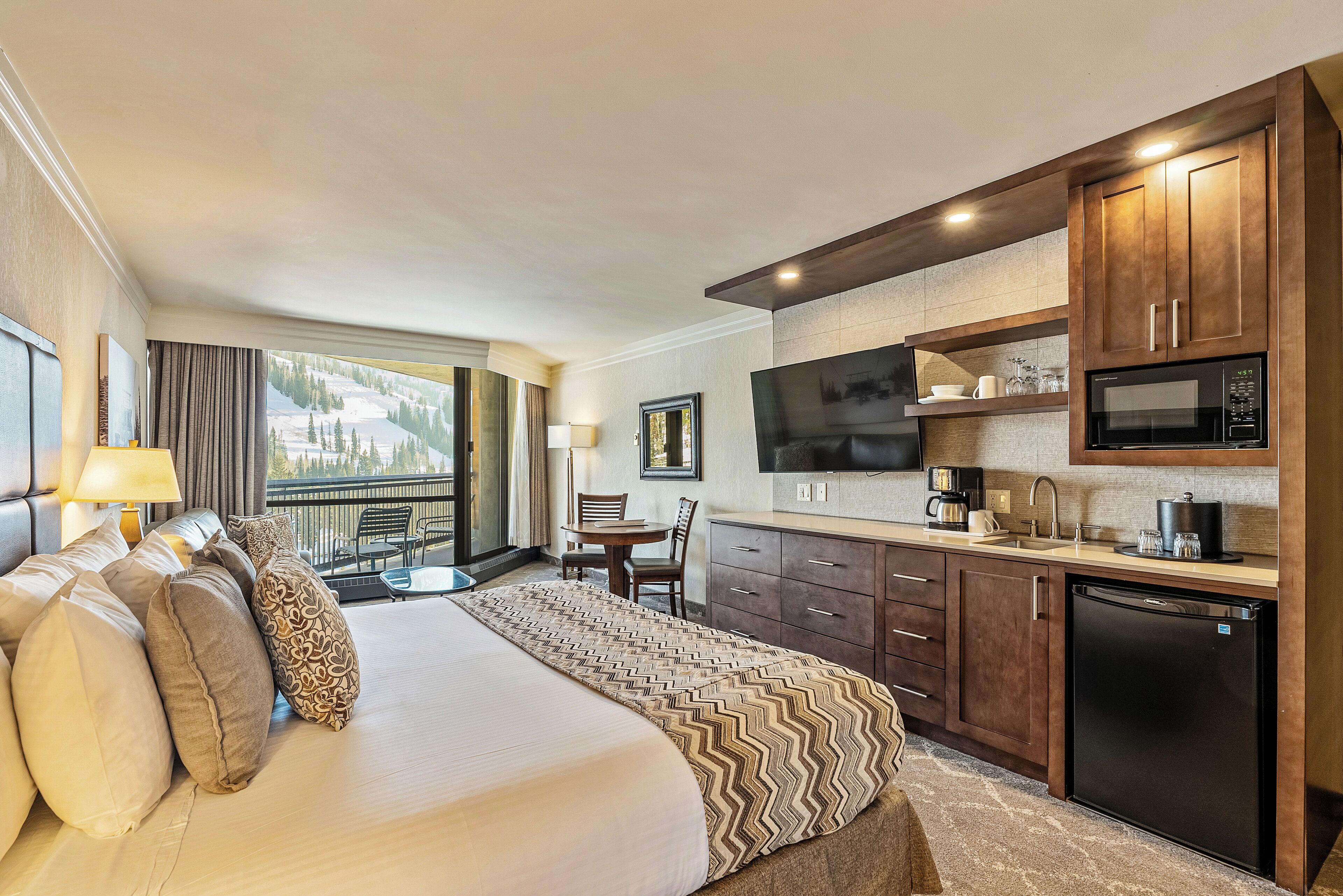 2 bedrooms, in-room safe, desk, iron/ironing board