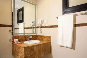 Appartement | Salle de bain | Savon, shampooing, papier de toilette