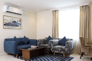 Appartement | Aire de séjour | Écran d’ordinateur, imprimante