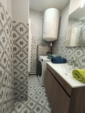 Douche, sèche-cheveux, serviettes fournies, savon