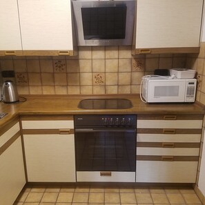 Fridge, microwave, stovetop, dishwasher
