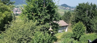 Cozy vacation apartment with large balcony. Mountain view included.