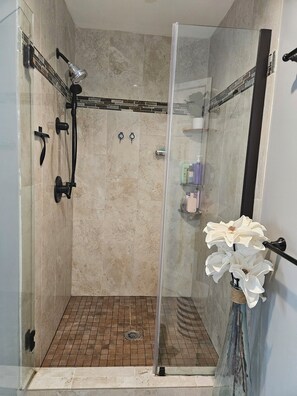 Douche, baignoire à jets, sèche-cheveux, serviettes fournies