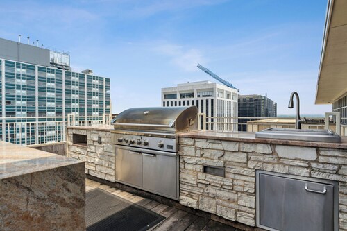 Modern 1-Bedroom City View High Rise Condo with Balcony Gym Pool Free Parking