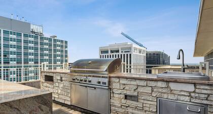 Modern 1-Bedroom City View High Rise Condo with Balcony Gym Pool Free Parking