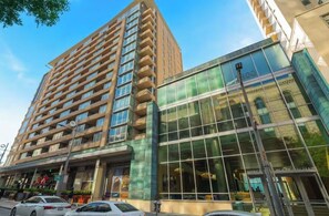 Exterior - Modern 1-Bedroom City View High Rise Condo with Balcony Gym Pool Free Parking (Dallas)