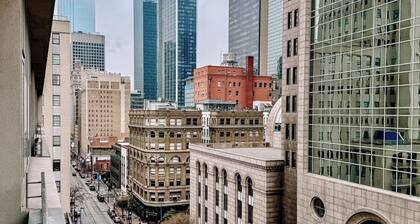 Modern 1-Bedroom City View High Rise Condo with Balcony Gym Pool Free Parking