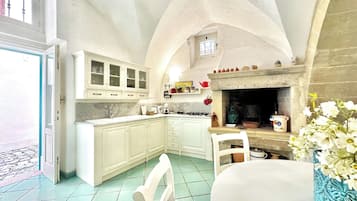 Frigorifero, forno, piano cottura, macchina per tè/caffè