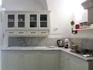 ثلاجة، فرن، موقد طهي مسطح، ماكينة لصنع القهوة/الشاي