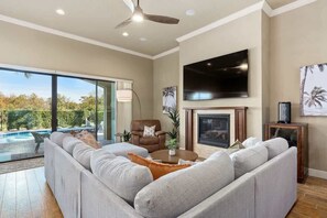 Smart TV, fireplace, video games, books - Luxury Resort Family Home, Professionally Furnished, Ultra Comfortable beds, Epi (Kissimmee)