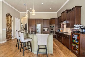 Fridge, microwave, oven, stovetop - Luxury Resort Family Home, Professionally Furnished, Ultra Comfortable beds, Epi (Kissimmee)