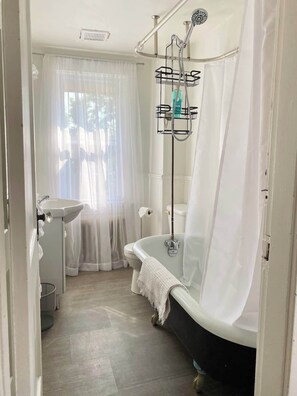 Shower, hair dryer, towels - Pethick's Lookout Suite: Family-Friendly Apartment (Charlottetown)