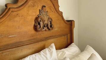 3 bedrooms, travel crib, WiFi, bed sheets