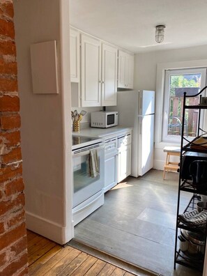 Fridge, microwave, oven, stovetop - Pethick's Lookout - Thomas Suite (Charlottetown)