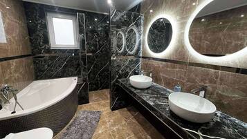 Villa | Salle de bain | Ensemble douche/baignoire, baignoire relaxante profonde, sèche-cheveux