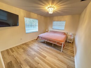 2 bedrooms, in-room safe, iron/ironing board, travel crib - Charming Lake Town Home with WiFi (Inverness)