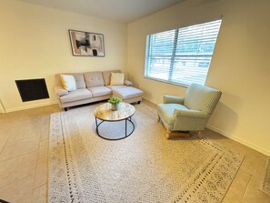 Smart TV - Charming Lake Town Home with WiFi (Inverness)