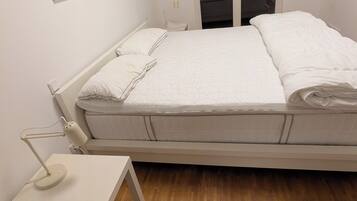 2 bedrooms, iron/ironing board, WiFi