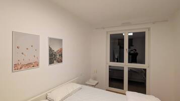 2 bedrooms, iron/ironing board, WiFi