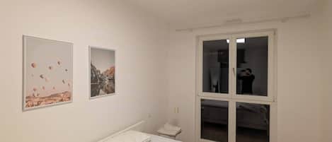 2 bedrooms, iron/ironing board, WiFi