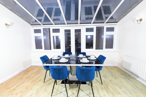 5-bed Modern & luxurious house