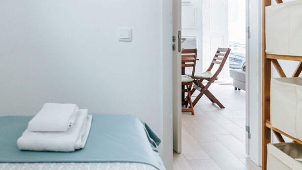 Une chambre d’hôtel avec un lit, une chaise et une vue sur l’extérieur.