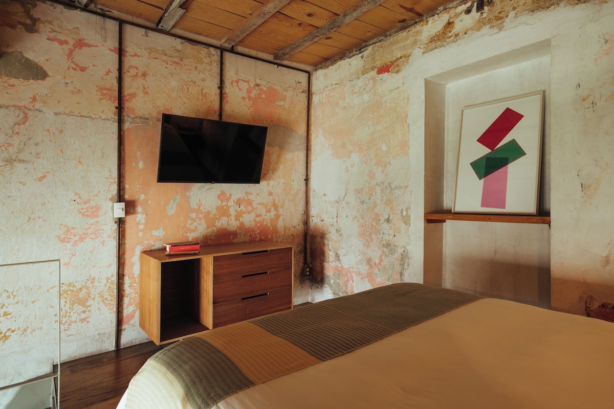 Deluxe kamer | Een kluis op de kamer, verduisterende gordijnen