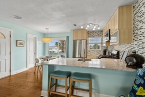 Fridge, microwave, oven, stovetop - Bright Ocean view 2-bed, 2.5 bath townhome 1 block away from the beach! (Fernandina Beach)