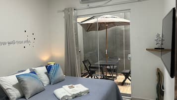 1 soverom, skrivebord, strykejern/-brett og reiseseng for barn