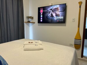 1 camera, una scrivania, ferro/asse da stiro, culla da viaggio
