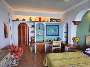 1 dormitorio, escritorio, tabla de planchar con plancha y wifi