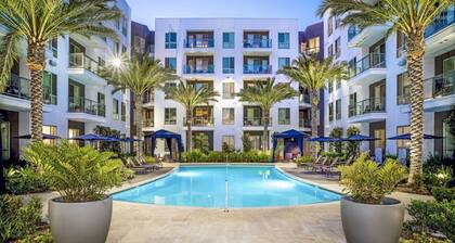 Cozy 1-bedroom apartment with fitness room, WiFi, washer/dryer, pool, theater