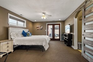 3 bedrooms, iron/ironing board, WiFi, bed sheets - In the Heart of Grand Junctions Charming 3-bedroom house (Grand Junction)