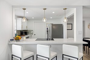 Micro-ondes, four, plaque de cuisson, lave-vaisselle