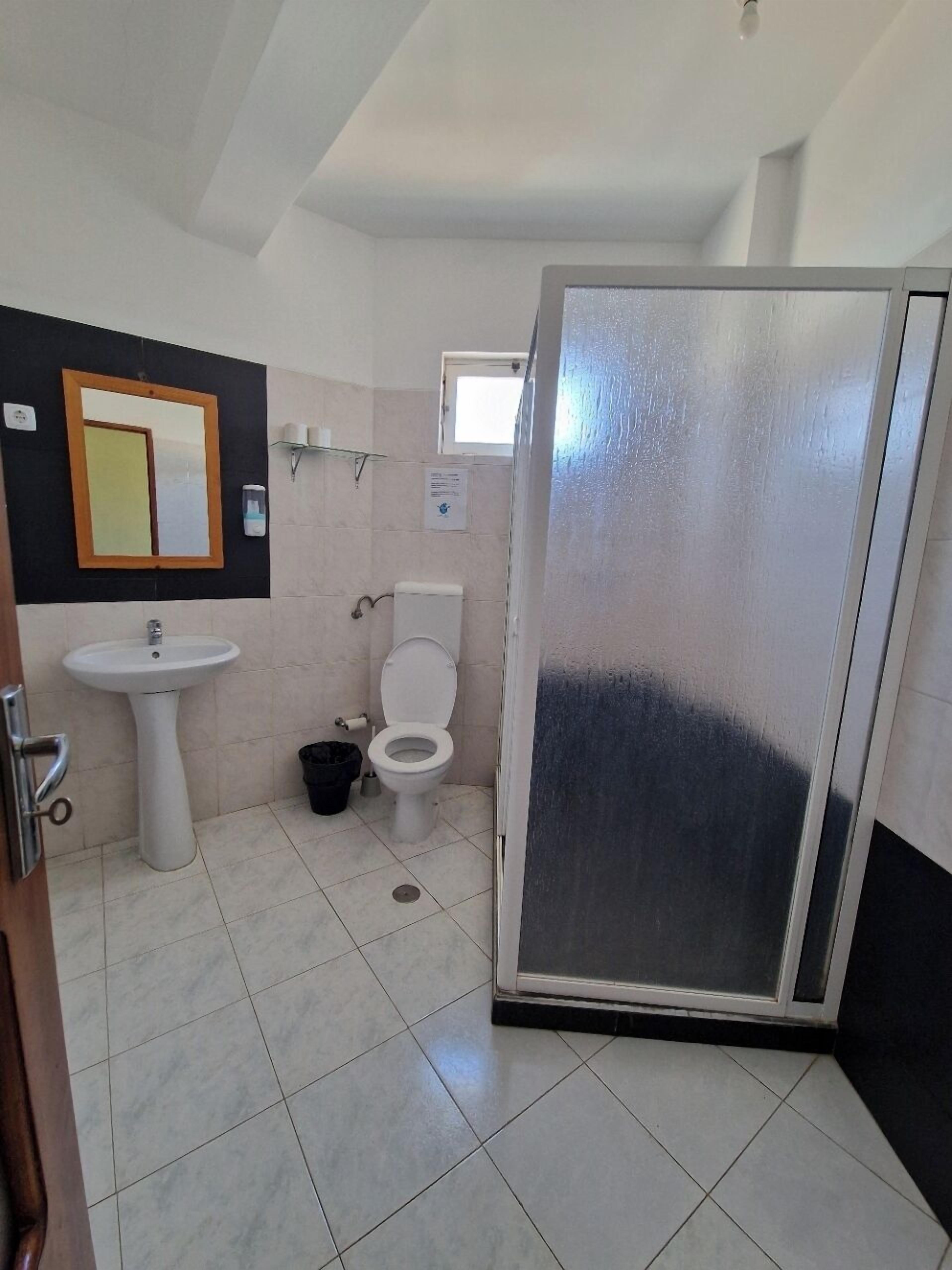 Bar mini, meja, cadar katil 