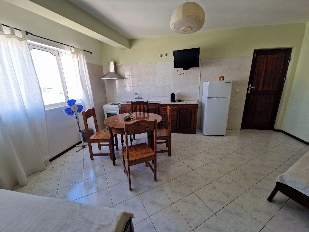 ميني بار ومكتب وملاءات أسرّة