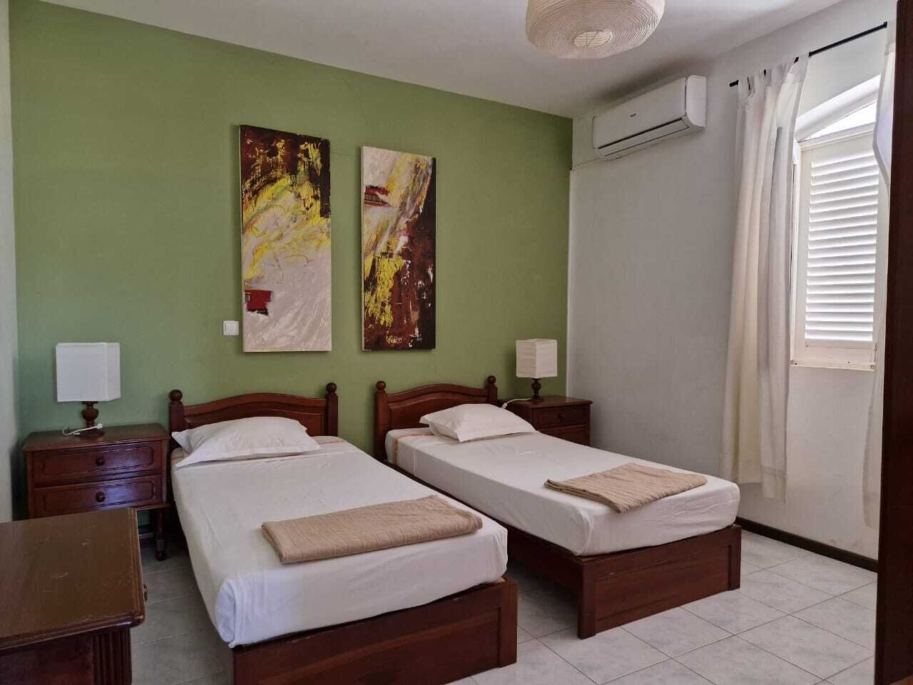 Minibar, skrivebord og sengetøy