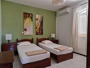 Minibar, desk, bed sheets - Residencial Raiar (Mindelo)