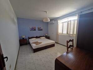 Minibar, desk, bed sheets - Residencial Raiar (Mindelo)