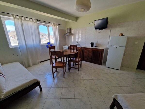 Minibar, escritorio y ropa de cama 