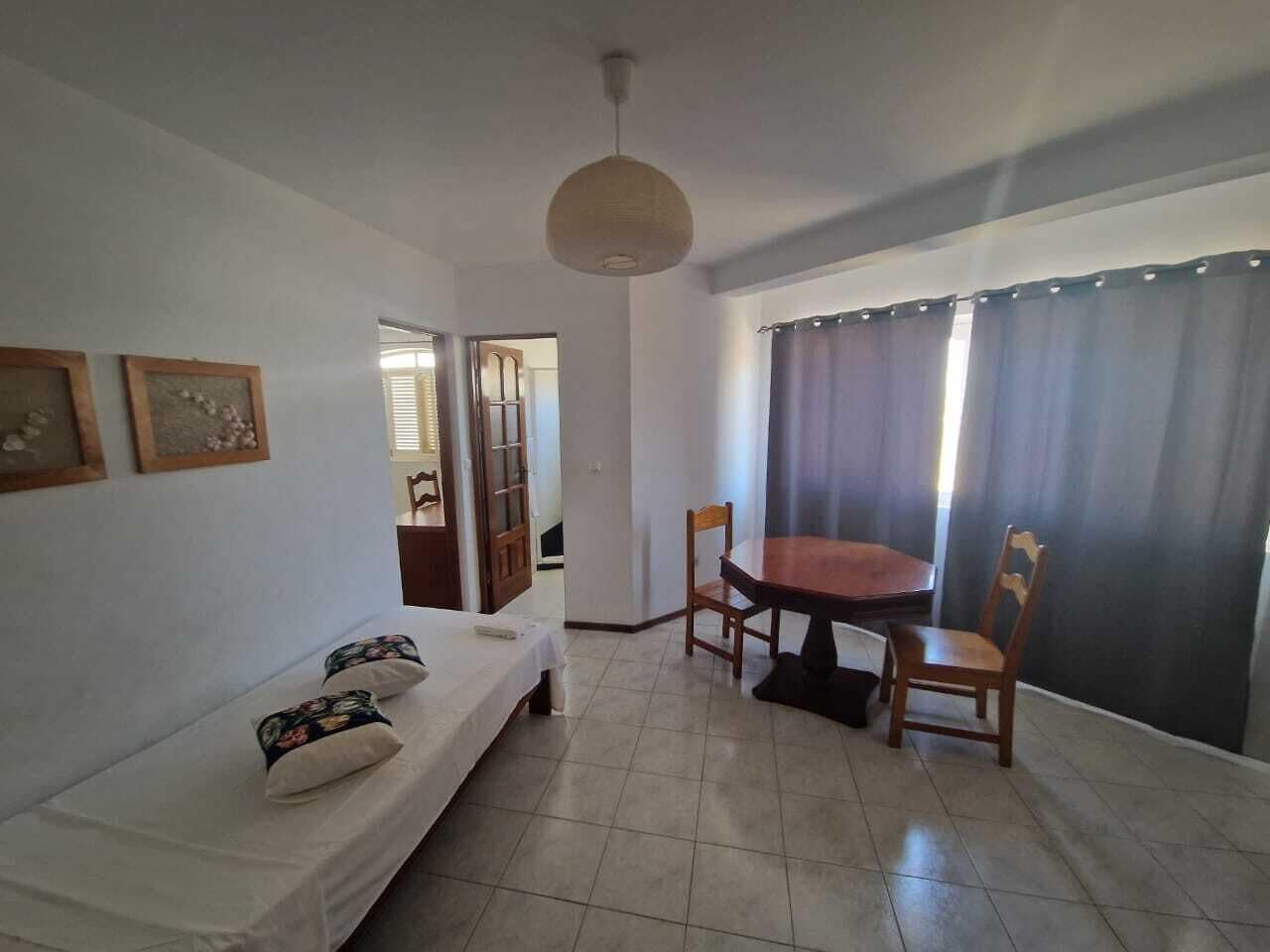 Minibar, bureau, draps fournis