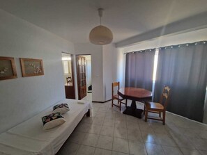 Minibar, bureau, literie fournie