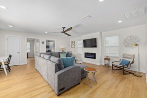 Televisión, chimenea y videojuegos 