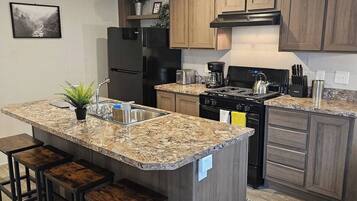 Een koelkast, een magnetron, een oven, een kookplaat